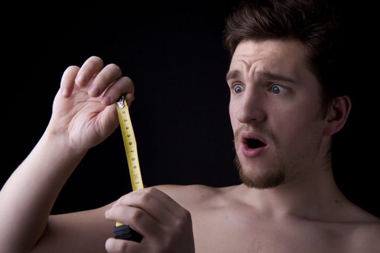 un bărbat și-a măsurat penisul cu o pompă înainte ca acesta să fie mărit